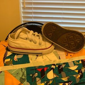 4c Chuck taylor kids White and Red Sneakers. Gently worn